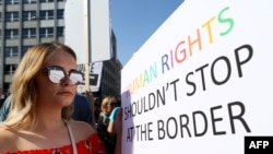 Manifestants pro-choice en Irlande du Nord, devant la mairie de Belfast, le 28 mai 2018.
