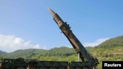 Une photo non datée du missile balistique intercontinental Hwasong-14, publiée par l'agence de presse nord-coréenne KCNA à Pyongyang, le 4 juillet 2017.