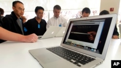Un nouvel ordinateur portable Apple Macbook Air exposé au siège Apple à Cupertino, Californie, le 20 octobre 2010.