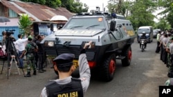 Kendaraan polisi yang membawa dua terpidana kasus narkoba yang akan dihukum mati, di Cilacap, Jawa Tengah. (Foto: Dok)