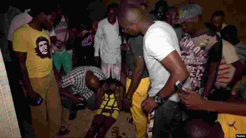Un client du café blessé après l'attaque d'hommes armés dans un café à Ouagadougou, Burkina Faso, le 13 août 2017.