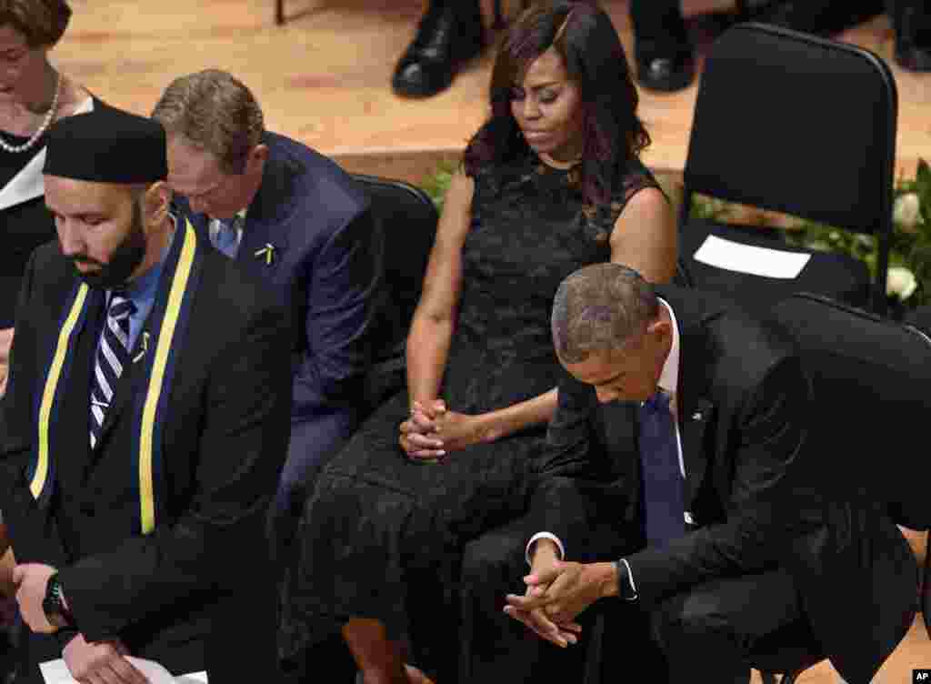 Shugaba Barack Obama Ya Karrama 'Yan Sanda Biyar a Dallas.
