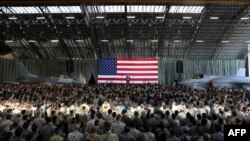 Presiden Amerika Serikat Donald Trump menyampaikan pidatonya kepada personil militer AS dan anggota Pasukan Pertahanan Jepang setibanya di Pangkalan Udara AS di Yokota di pinggiran kota Tokyo, Minggu, 5 November 2017.