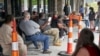 Solicitantes de empleo cumplen con medidas de distanciamiento social mientras esperan que los llamen a la oficina de Heartland Workforce Solutions en Nebraska. Julio 15 de 2020.