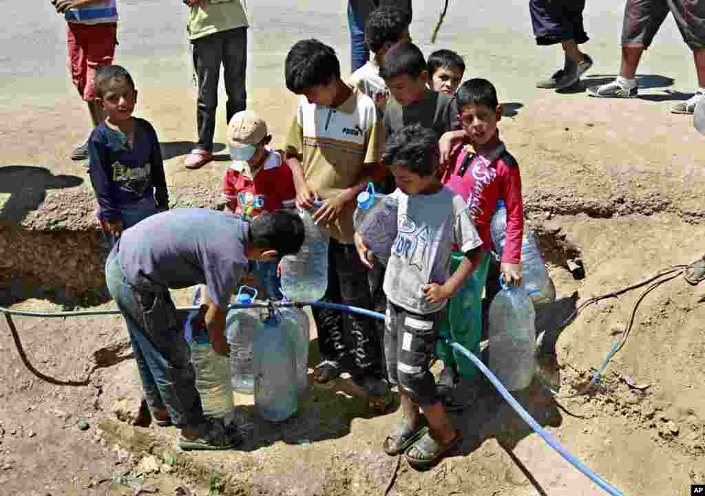 Abasteciéndose de agua en Faour, Líbano.
