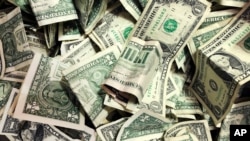 Billetes de un dólar que han sido depositados en un frasco de propinas en un lavado de autos en el distrito de Brooklyn de Nueva York, el 21 de enero de 2020.