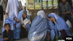 Para perempuan Afghanistan sedang menunggu transportasi di ibukota Kabul.