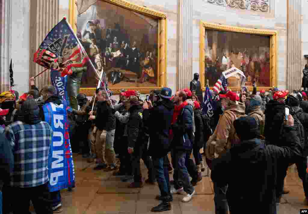 Wafuasi wa Rais wa Marekani Donald Trump wakiandamana ndani ya eneo la Bunge Marekani linalojulikana kama Rotunda Januari 6, 2021, in Washington, DC.