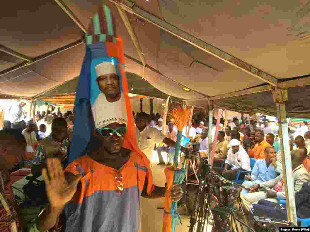 Un militant de l'opposition lors d'une rencontre des leaders de l'opposition, Niamey, jeudi 17 mars, 2016. (VOA/Bagassi Koura)