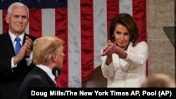 Predsjedavajuća Predstavničkog doma Nancy Pelosi aplaudira predsjedniku SAD Donaldu Trumpu tokom govora o stanju nacije, 5. februara 2019. (Foto: AP/Doug Mills/The New York Times)