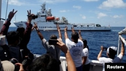 Kapal penjaga pantai China bermanuver untuk memblokir kapal pemerintah Filipina di Kepulauan Spratly yang disengketakan. 