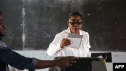 Rose christiane Ossouka Raponda, nouvelle Première ministre du Gabon, lors des élections locales, dans un bureau de vote à Libreville, le 6 octobre 2018. (Joel Tatou / AFP)