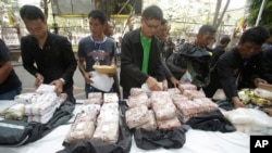 Polisi Thailand memperlihatkan narkoba yang disita - 226 kilogram kristal meth dan 8 kilogram heroin selama konferensi pers di Bangkok, Thailand, 24 Maret 2016. (Foto: dok).