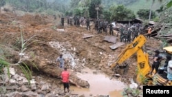 Tim penyelamat mencari korban di antara tanah longsor di dekat perkebunan teh Koslanda di bagian selatan Sri Lanka, Rabu (29/10).