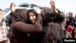 Warga Yazidi yang berhasil dibebaskan dari militan ISIS saling berpelukan di pinggiran kota Kirkuk, Irak (foto: dok).
