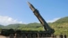 북한이 4일 대륙간탄도미사일(ICBM) '화성-14' 발사에 성공했다고 발표했다. 사진은 이동식발사대에서 발사 준비 중인 '화성-14'.