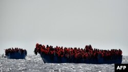 Des migrants attendant d'être secourus au large de la Libye (octobre 2016)