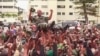 Para tentara mengangkat Jenderal Brice Clothaire Oligui Nguema tinggi-tinggi pasca kudeta militer di Libreville, Gabon, Rabu 30 Agustus 2023.
