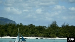 Un bateau le long des cotes mauriciennes, 13 novembre 2003.