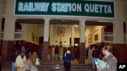 Los pasajeros rescatados por las fuerzas de seguridad de un tren de pasajeros atacado por insurgentes llegan a una estación de tren en Quetta, Pakistán, el 12 de marzo de 2025.