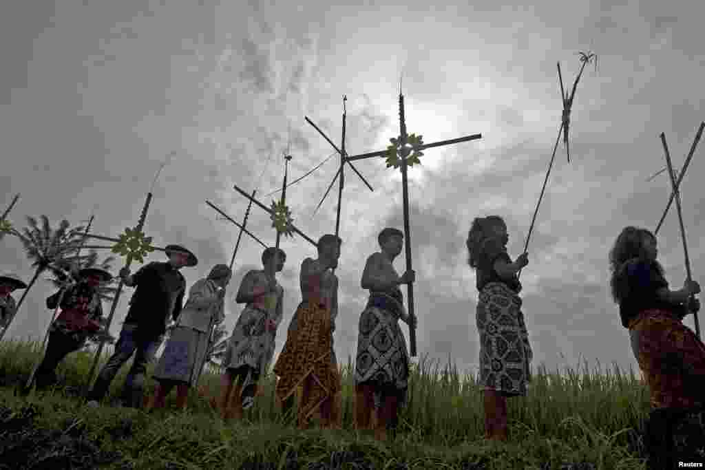 Indonesian Catholics participate in a re-enactment of the crucifixion of Jesus Christ during a Good Friday procession in Grogol village, Magelang, Central Java, April 3, 2015.