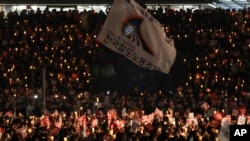 Para pengunjuk rasa Korea Selatan melakukan unjuk rasa untuk menuntut mundurnya Presiden Korea Selatan, Park Geun-hye (5/11). Seoul, Korea Selatan. (foto: AP Photo/Ahn Young-joon)