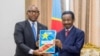 Le Premier ministre Jean-Michel Lukonde (G) remet son programme au président de l'Assemblée nationale Mboso Nkodia à Kinshasa, RDC, 26 avril 2021. (Twitter/Assemblée nationale RDC)