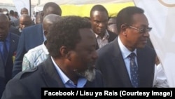 Le président Joseph Kabila, à gauche, accompagné du Premier ministre Bruno Tshibala, à droite, visite un stand lors du forum minier à Kolwezi, RDC, 14 septembre 2018. (Facebook/Lisu ya Rais)