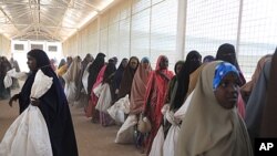 Wakimbizi wa kisomali wanasubiri kwa mrondo kupokea chakula katika kituo cha WFP ndani ya kambi ya Dadaab, Kenya, Julai 15, 2011