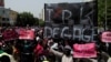 Des partisans de l'imam Mahmoud Dicko lors d'une manifestation exigeant la démission du président du Mali, Ibrahim Boubacar Keita, sur la place de l'Indépendance à Bamako, au Mali, le 19 juin 2020. (Photo: REUTERS/Matthieu Rosier)