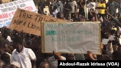 Les manifestants à Niamey, le 21 décembre 2016 (VOA/Abdoul-Razak Idrissa)