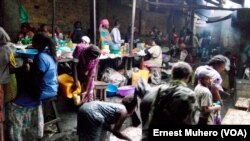 Les vendeurs du marché de Nyawera à Bukavu écoulent difficilement leurs marchandises, en RDC, le 17 août 2017. (VOA/Ernest Muhero)