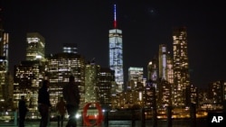 Menara World Trade Center "The One" menyalakan lampu berwarna biru, putih dan merah sebagai bentuk solidaritas bagi para korban serangan di Paris, Perancis (13/11). 