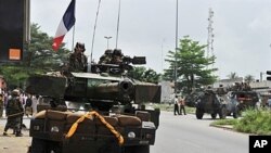 Costa do Marfim: Tropas francesas adiam evacuação de diplomatas