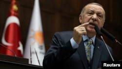 Arhiva - Turski predsednik Recep Tayyip Erdogan obraća se članovima parlamenta iz vladajuće turske partije AKP tokom sastanka u turskoj skuopštini, Ankara, Turska, 15. januara 2019.