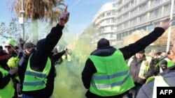 Des manifestants scandent des slogans et des gestes lors d'une manifestation antigouvernementale appelée par le mouvement des Gilets jaunes "Gilets Jaunes" à Nice, dans le sud de la France, le 12 janvier 2019. (VALERY HACHE / AFP)