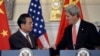 美国国务卿克里(右)和中国外长王毅在华盛顿会晤