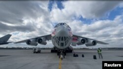 Sebuah pesawat di Bandara Zhukovsky, Wilayah Moskow, Rusia, membawa sejumlah bantuan medis untuk mengatasi wabah COVID-19 di India, 28 April 2021. (Foto: Kementerian Darurat Rusia / Handout via REUTERS)