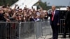 Presiden Donald Trump menyapa para pendukungnya di Bandara Internasional Wilmington, di Wilmington, North Carolina, Rabu, 2 September 2020. (Foto: Reuters)