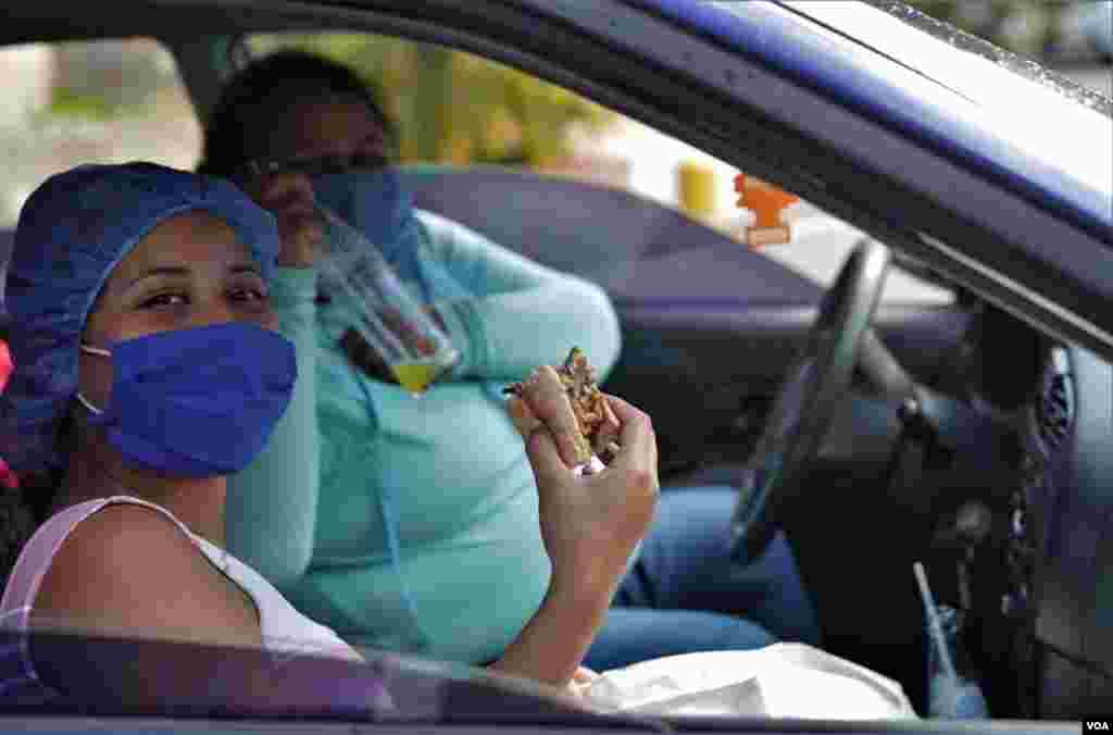 Algunos vendedores han optado por ofrecer también la opción de que los clientes recojan la orden desde sus autos, aunque las autoridades policiales no permiten hacerlo.