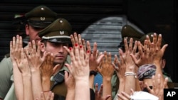 Grupos de chilenos continuaron manifestando mientras el gobierno y los líderes de la oposición debatían la respuesta a casi dos semanas de protestas que han paralizado gran parte de la capital y forzado la cancelación de dos grandes cumbres internacionales. 