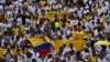 En esta vista aérea, manifestantes marchan contra el gobierno del presidente colombiano Gustavo Petro por las reformas de salud y pensiones en Cali, Colombia, el 21 de abril de 2024.
