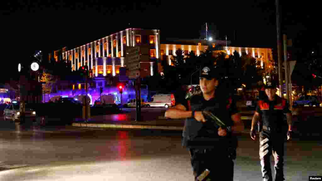 Des policiers montent la garde près de l’état-major de l’armée turque à Ankara, Turquie, 15 juillet 2016.