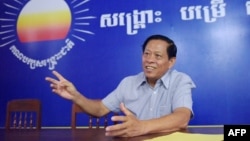 (แฟ้ม) ภาพที่ถ่ายเมื่อ 17 ต.ค. 2017 เผยให้เห็น ลิม กิมยา อดีตสมาชิกพรรค Cambodia National Rescue Party ให้สัมภาษณ์กับเอเอฟพี ในกรุงพนมเปญ (AFP)