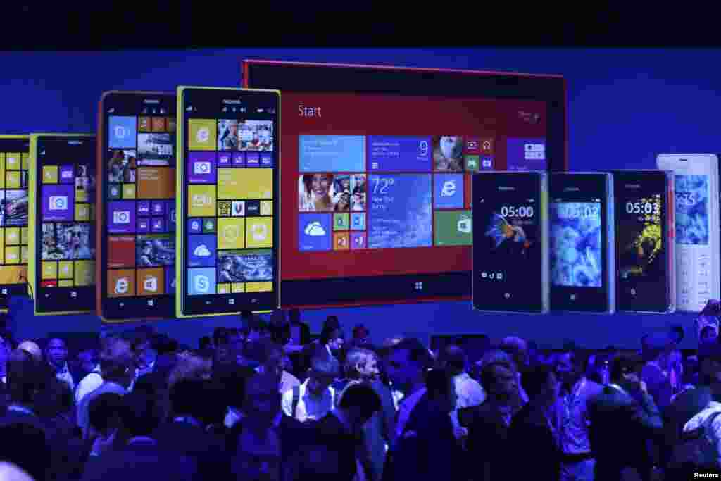Warga menyaksikan acara peluncuran produk baru Nokia di Abu Dhabi, UAE. Nokia meluncurkan tablet pertamanya dan juga dua smartphone (ponsel pintar) baru dengan layar lebar, yang dikenal sebagai 'phablets'.