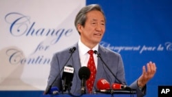 Le Sud-Coréen Chung Mong-Joon annonce sa candidature à la présidence de la FIFA à Paris, en France, le 17 août 2015.