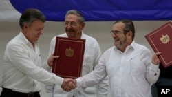 Le gouvernement colombien et la guérilla des Farc ont signé jeudi à La Havane un accord historique sur un cessez-le-feu définitif et le désarmement de la rébellion, La Havane jeune 23 juin, 2016. (AP Photo/Ramon Espinosa)