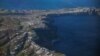 Foto bagian dari kaldera Santorini yang diambil dari dalam pesawat di tengah meningkatnya aktivitas seismik di Pulau Santorini, Yunani, Jumat, 7 Februari 2025. (Foto: Louisa Gouliamaki/Reuters)