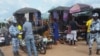 Des policiers effectuent des contrôles en plein marché, Bouaké, Côte d’Ivoire, 11 octobre 2017. 