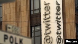 Un logo de logo devant le siege de la societe a San Francisco, California, Un logo de Twitter devant le siège de la société (Twitter) à San Francisco, Californie, 28 avril 201528 avril 2015.
